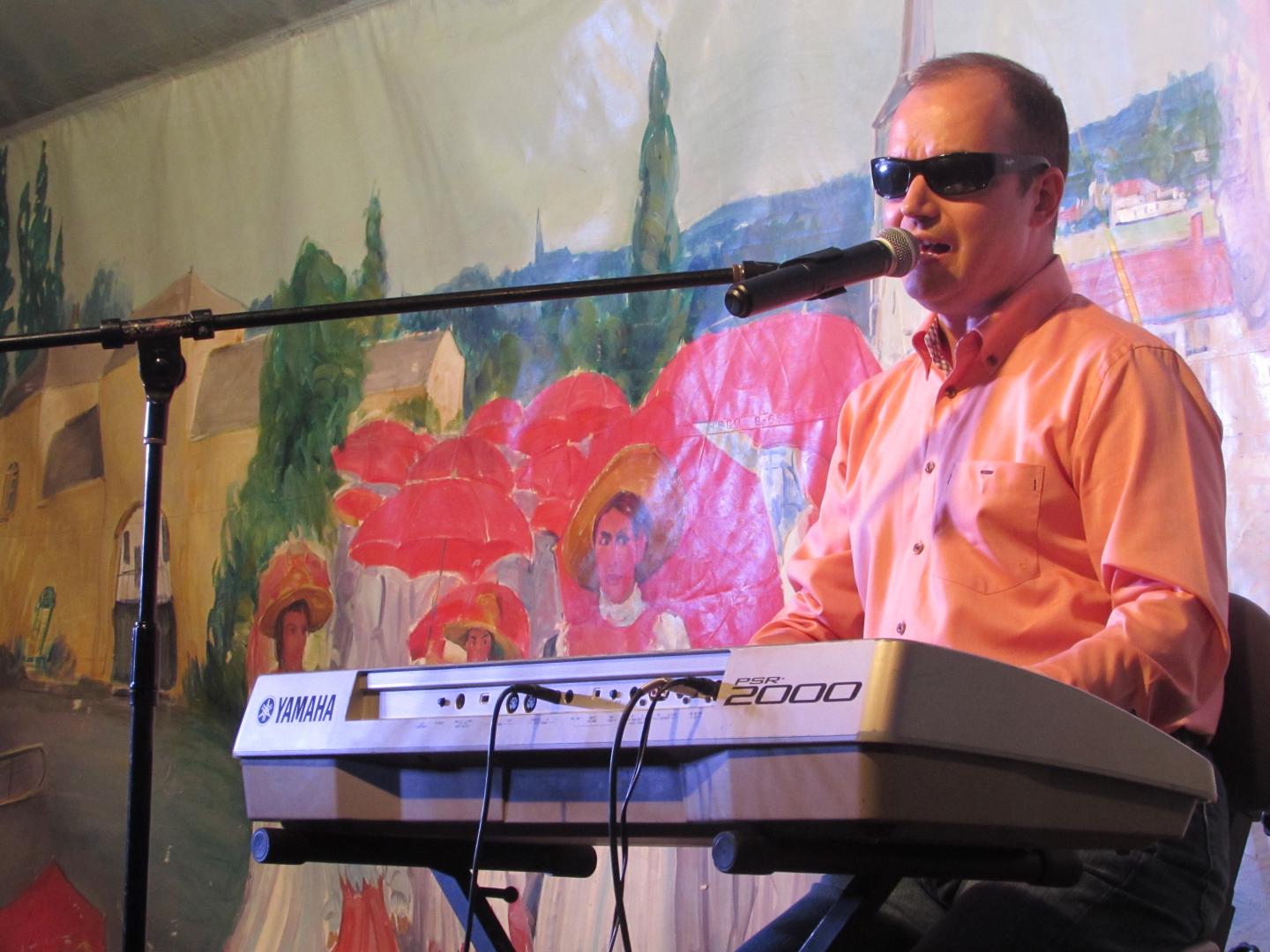 Frédéric Lamory au piano chante Montagné