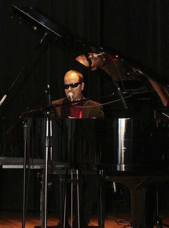 Frédéric Lamory au piano avec un jeu de reflets
