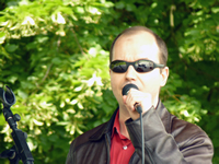 Frédéric Lamory chante au parc Georges Henri. 