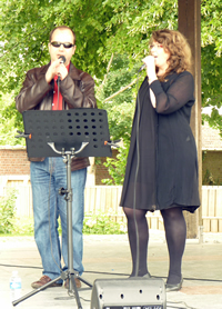 Frédéric Lamory chante avec Satine au parc Georges Henri. 